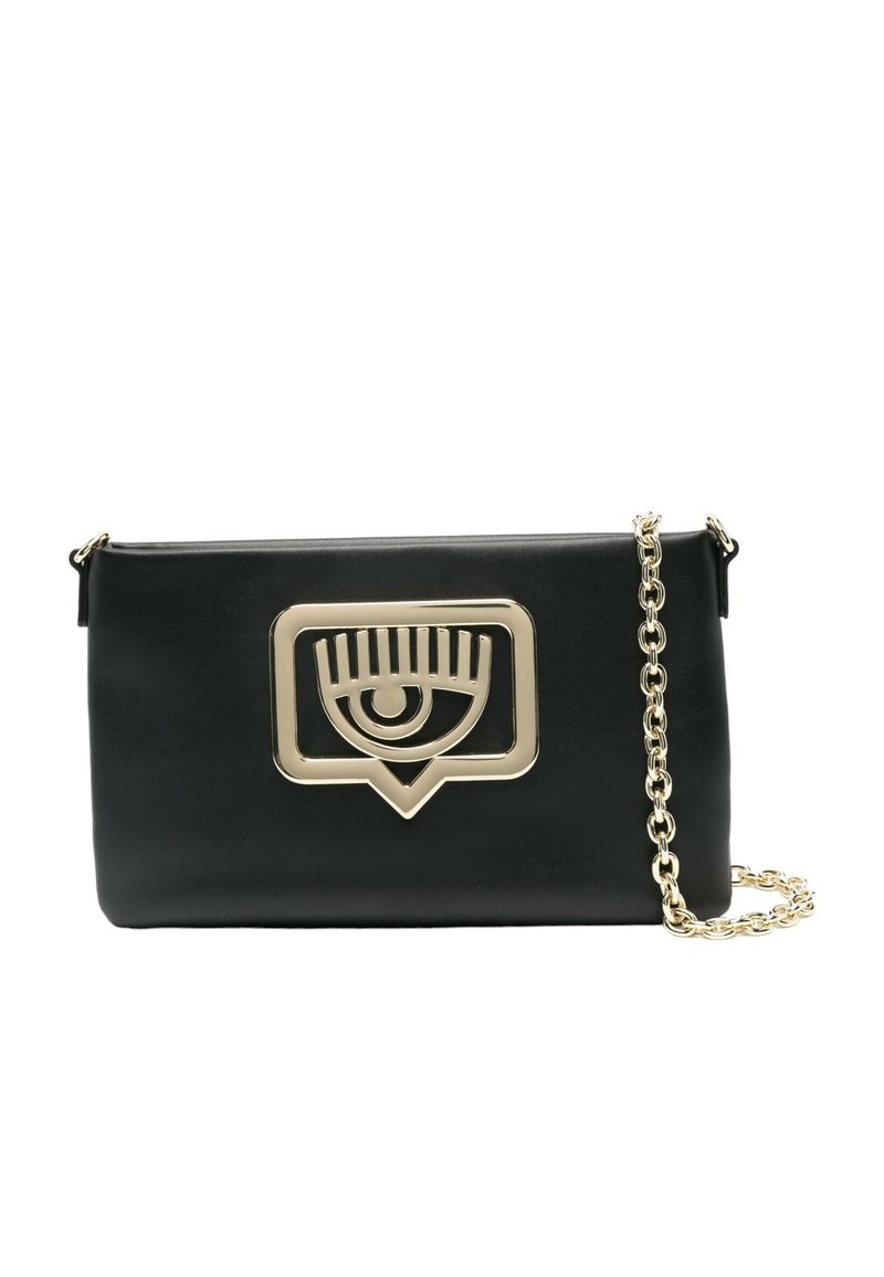 Clutch rectangular negro con un emblema dorado en forma de ojo y una cadena dorada a juego sobre fondo blanco.