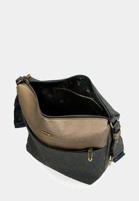 Borsa di medie dimensioni in pelle nera e oro metallizzato. Presenta una chiusura con zip, vari scomparti interni e un esterno a fantasia.