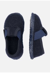 Marineblauwe vilten slippers met elastische zijpanelen, ronde vorm, gestructureerde rubberen zolen en een zachte binnenvoering voor comfort.