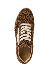 Sneaker con stampa leopardata marrone, superiore in tessuto testurizzato, lacci crema, suola imbottita e un piccolo logo sul lato.