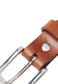 Ceinture en cuir brun avec une boucle en métal argenté et des détails en clous circulaires. Le cuir présente une texture lisse et un léger brillant.