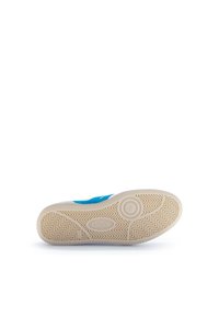 Blauwe sneaker met een gestructureerde rubberen zool. Bevat een ronde neus en een glad oppervlak. Gabor merk zichtbaar op de zool.