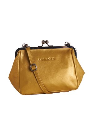 Senfgelbe Leder-Clutch mit Metallverschluss und verstellbarem Schulterriemen, mit geprägt eingraviertem Markennamen vorne.