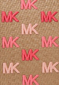 Upletené bílé pozadí s opakujícím se logem "MK" v různých odstínech růžové a červené. Design zahrnuje texturovaný materiál a zvedenou výšivku.