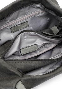 Innenraum einer grauen Stofftasche mit mehreren Fächern, glatter grauer Innenausstattung mit einem Logo-Muster und Reißverschlusstaschen zur Organisation.