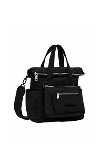 Sac fourre-tout en nylon noir avec plusieurs poches zippées, une bandoulière détachable et un rabat. Caractéristiques : poignées texturées et marquage.