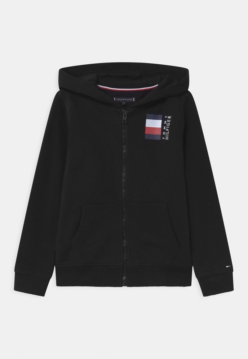 Felpa nera con zip in cotone morbido, con logo frontale dai colori rosso, bianco e blu. Include due tasche frontali e cappuccio.