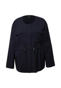 Granatowa kurtka wykonana z lekkiego materiału, z dwoma kieszeniami na piersi, ściągaczem w talii oraz rękawami do trzech ćwiartek z zapięciem na guziki.
