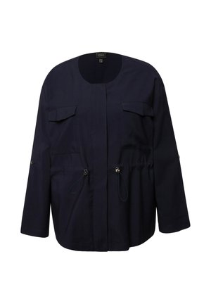 Marineblaue Jacke aus leichtem Stoff, mit zwei Brusttaschen, Kordelzug in der Taille und Dreiviertelärmeln mit Knopfakzenten.