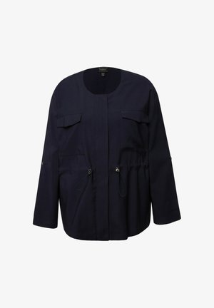 Chaqueta azul marino hecha de un tejido ligero, con dos bolsillos en el pecho, cintura ajustable con cordón y mangas tres cuartos con detalles de botones.