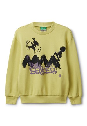 Helles gelbes Sweatshirt mit einem grafischen Druck, der schwarze und lila Designs sowie den Text "Thrill Seeker" zeigt. Rippbündchen an den Ärmeln und am Saum.