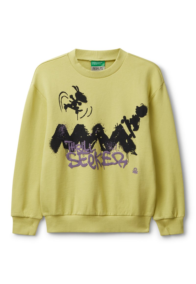 Helles gelbes Sweatshirt mit einem grafischen Druck, der schwarze und lila Designs sowie den Text "Thrill Seeker" zeigt. Rippbündchen an den Ärmeln und am Saum.