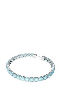 Silverarmband med ljusblå stenar, rundslipade och fatade, länkade i en flexibel design med ett säkert lås.