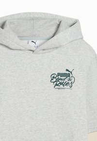 Felpa grigia con una texture morbida, con una grafica verde che riporta la scritta "PUMA Bend the Rules" e un piccolo logo puma.