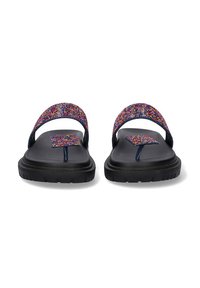 Chanclas con suelas de goma negra y una tira tejida multicolor. Diseño plano con un separador para los dedos y parte superior texturizada para mayor agarre.
