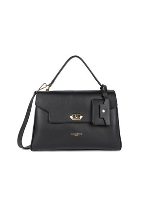 Borsa a mano in pelle nera con una forma strutturata, hardware dorato, chiusura a pattina e etichetta rimovibile. Presenta una maniglia superiore e una tracolla regolabile.