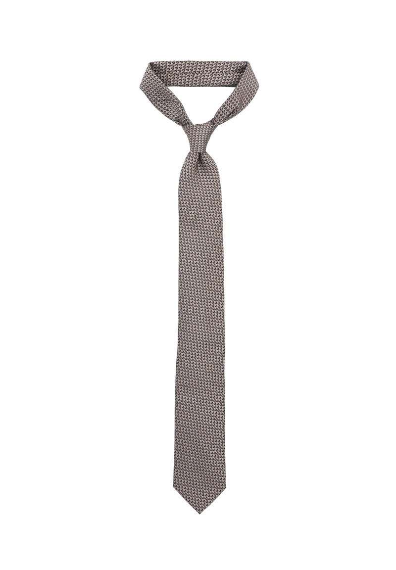 Brązowy krawat w wzory z wąskim końcem, z geometrycznym wzorem w stonowanych kolorach i gładką teksturą. Starannie związany u góry.
