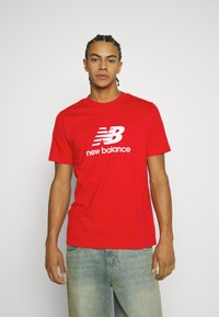 New Balance ESSENTIALS LOGO UNISEX - Nyomott mintás póló - team red