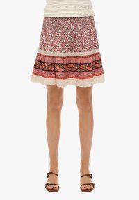 Falda con estampado floral y cintura fruncida, con bandas alternas en rosa, naranja y negro, terminada con un borde de encaje en el dobladillo.
