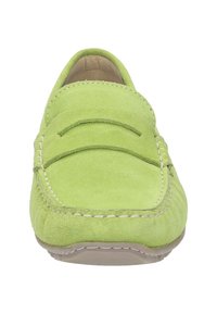 Grüne Wildleder-Mokassinschuhe mit genähten Akzenten, einer abgerundeten Spitze und einer glatten Textur. Flache Gummisohle für legere Trageanlässe.