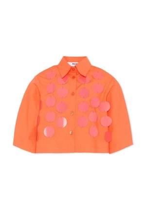 Pomarańczowa krótka koszula zapinana na guziki z przodu, ozdobiona rzędami błyszczących różowych, okrągłych cekinów na przodzie i rękawach, równomiernie rozłożonych w pionowe linie.