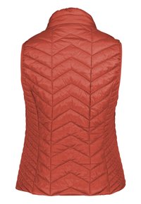 Czerwony pikowany bezrękawnik z wzorem w zygzak i wysokim kołnierzem, pokazany z tyłu.