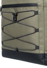 Zaino verde oliva con tessuto testurizzato, dotato di una base nera e di un design con cordino elastico sulla parte anteriore, fissato con accenti di hardware neri.