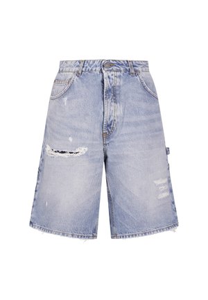 Hellblaue Jeansshorts mit hohem Bund und ausgefransten Rissen am linken Oberschenkel und rechten Seite, mit Taschen vorne und Knopfverschluss.