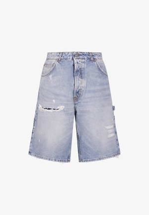 Short en denim bleu clair taille haute avec déchirures usées sur la cuisse gauche et le côté droit, comprenant des poches avant et une fermeture par bouton.