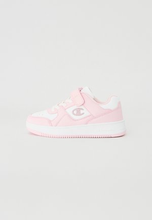 Roosa nahast tossud valgete aktsentidega, millel on takjapael ja paelad, tekstureeritud tald ning logo detail küljel.