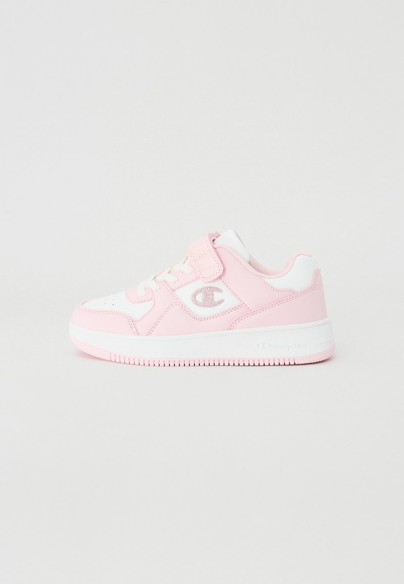 Baskets en cuir rose avec accents blancs, dotées d'une sangle à crochets et de lacets, semelle texturée et détails de logo sur le côté.