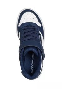Sneaker blu navy e bianco con tomaia in materiale sintetico liscio, punta perforata e una fascia in Velcro sopra i tradizionali lacci. Presenta un colletto imbottito.