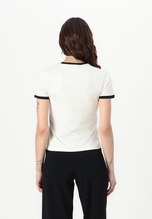 Wit T-shirt met korte mouwen en zwarte bies rond de hals en mouwen, gemaakt van zachte stof, met een getailleerd ontwerp en subtiel logodetail.