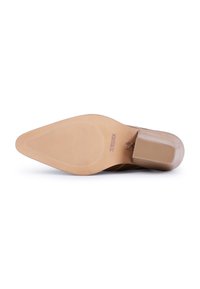 Sole di un scarpa con tacco alto, con una finitura beige liscia, caratterizzata da un motivo di presa in gomma testurizzata e un accento di tacco quadrato in legno.