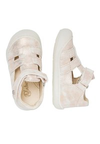 Růžové kožené boty pro děti s měkkou texturou, otevřenými boky, dvěma nastavitelnými pásky a polstrovanou stélkou, s bílou gumovou podrážkou.