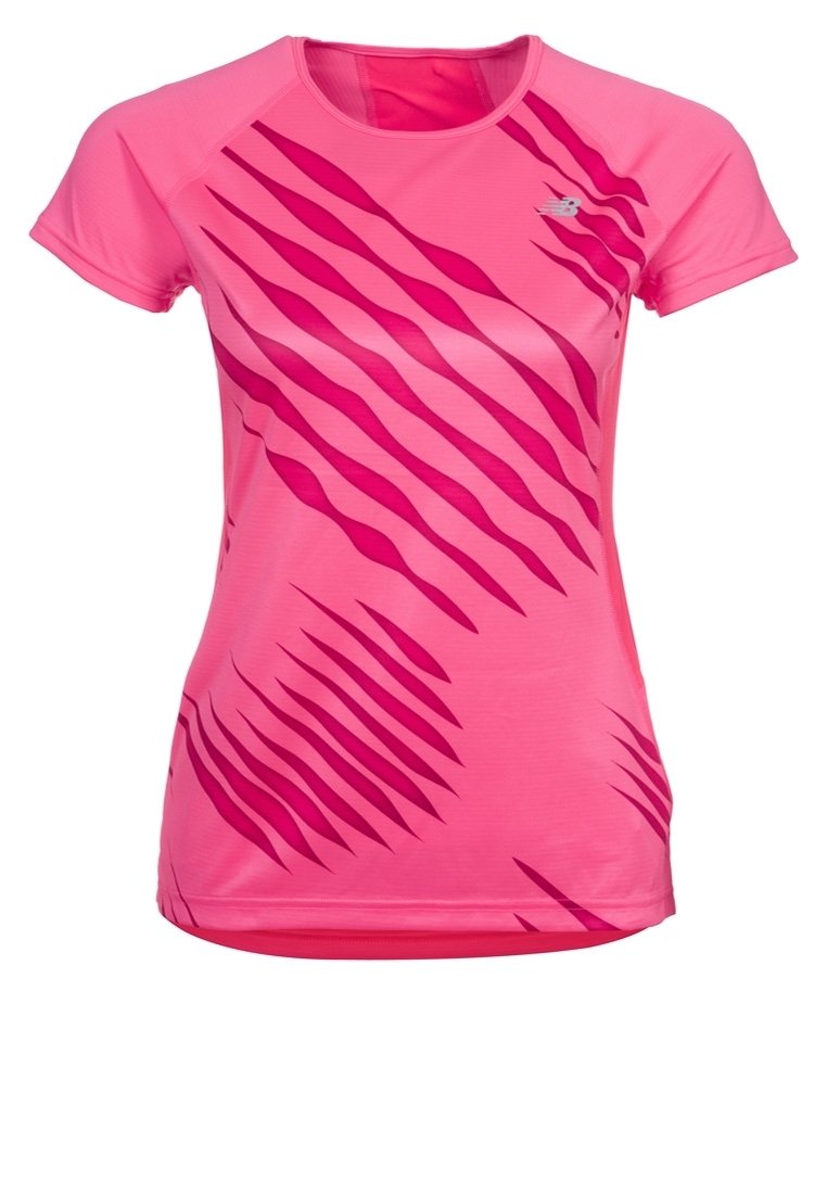 Lyhyttä hihaa omaava urheilu paita kirkkaan vaaleanpunaisesta kankaasta, jossa on aaltoilevia tummanpunaisia raitoja ja pieni logo rinnassa. Kevyt ja istuva muotoilu.