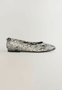 Ballerinasko i sort og hvidt slangeprint. Glat tekstur, rundet tå og minimal sort ydersål. Ingen synlige metaldele eller accenter.