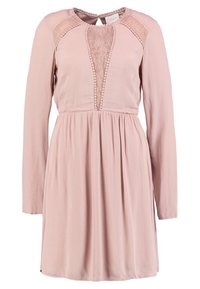 Rosa långärmad klänning med spetsliv, nyckelhålsrygg och rynkad midja. Har texturerad tyg och dekorativ sömnadsdetalj.