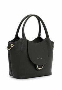 Borsa a tracolla in pelle nera con texture, due manici arrotondati, chiusura a patta e dettaglio in oro su sfondo bianco.