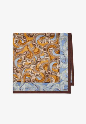 Foulard en soie avec des motifs abstraits ondulés marron, beige et bleu sur un fond doré, bordé de bords brun foncé.