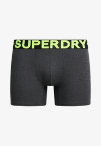 Ciemnoszare bokserki z czarnym pasem w talii, z jaskrawozielonym logo "SUPERDRY". Miękki materiał, dopasowany krój z gładką fakturą.