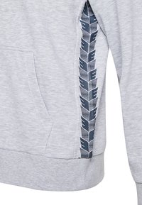 Hellgraues Sweatshirt mit einer Kängurutasche und einem seitlichen Streifen, der ein navyblaues Reifenprofilmuster aufweist. Weiche Baumwollmischung mit gerippten Bündchen.