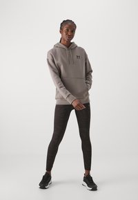 Under Armour ESSENTIAL HOODIE - Felpa con cappuccio - taupe dusk