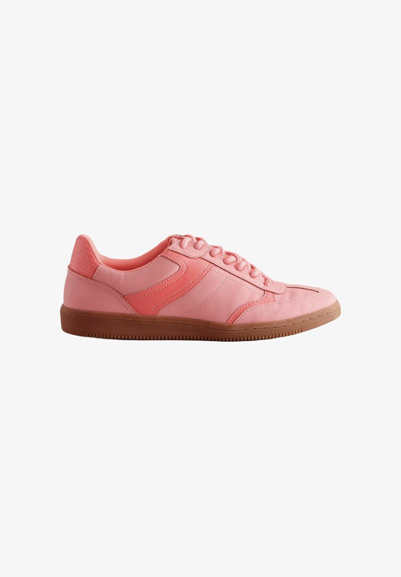 Flacher pinkfarbener Sportschuh mit passenden Schnürsenkeln, dunkleren pinken Akzenten und brauner Gummisohle, von der rechten Seite gezeigt.