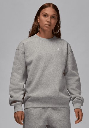 Szary sweatshirt z okrągłym dekoltem, wykonany z miękkiego materiału, z prążkowanymi ściągaczami i dołem oraz małym białym logo na piersi.