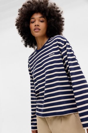 Chemise à manches longues rayée bleu marine et blanche en tissu doux, dotée d'un col ras du cou et d'un petit logo "BDG" sur la poitrine.