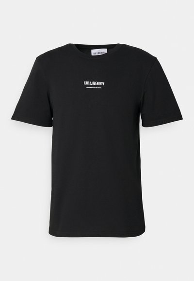 Sort bomulds t-shirt med korte ærmer og rund halsudskæring. Har hvid trykt tekst på forsiden. Enkel design, ingen yderligere mønstre.