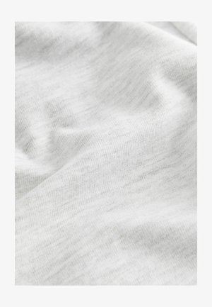 Weißer Stoff mit feiner, subtiler Struktur, die weich und glatt wirkt, mit minimalen Farbvariationen.