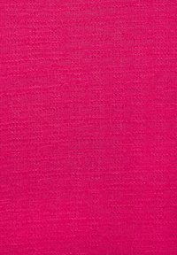 Textil in einem lebhaften, einheitlichen Magentaton mit einem strukturierten Muster, das feine, gewebte Details aufweist, die subtile Tiefe und Interesse schaffen.