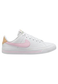 Vit idrottssko med en rosa och grön Nike-logotyp, ovandel i läder, rund tå och gummisula med en ljusrosa accentrand.